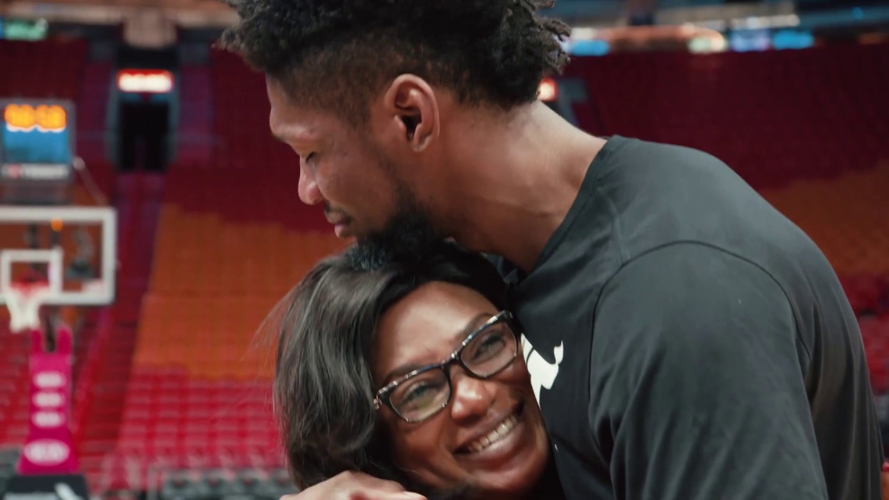 Παίκτης του NBA είδε την μητέρα του μετά από 3 χρόνια και «λύγισε» – Δεν πίστευε στα μάτια του (βίντεο)