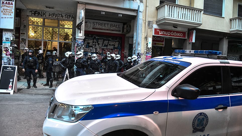 «Χριστούγεννα» στην Αθήνα: Αιμόφυρτος αλλοδαπός στην πλατεία Κολιάτσου μέρα μεσημέρι