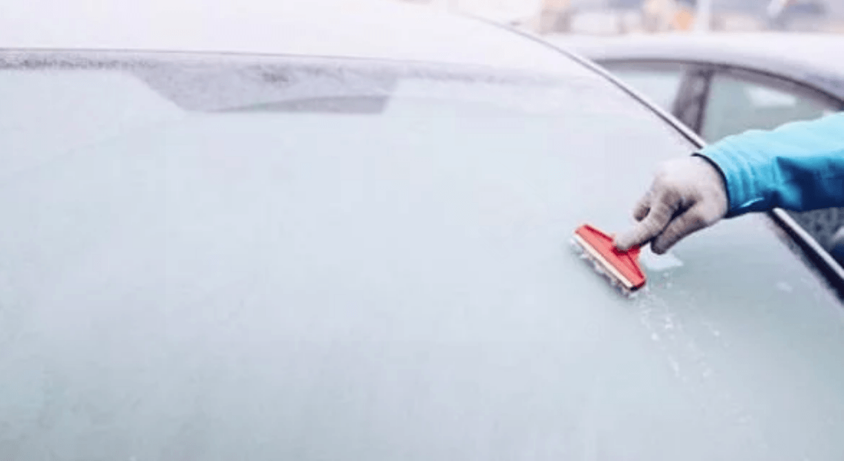 Αυτό είναι το κόλπο για να φύγει ο πάγος από το παρμπρίζ του αυτοκινήτου (βίντεο)
