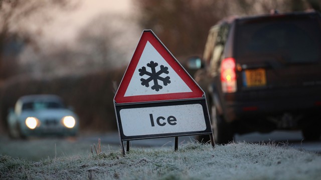 Οδήγηση σε χιόνι και πάγο: Συμβουλές για το τι πρέπει να προσέχετε
