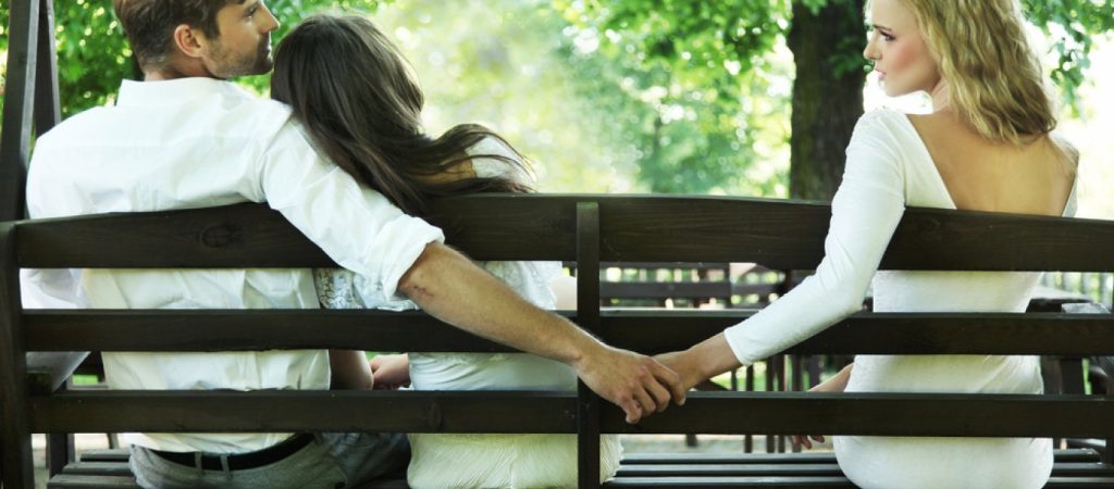 Η απίστευτη δικαιολογία εραστή σε απατημένο σύζυγο για το πώς βρέθηκε μέσα στη ντουλάπα – Δείτε το χιουμοριστικό βίντεο