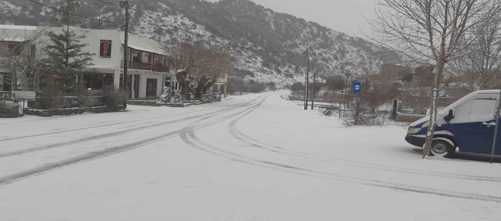 Ομαλός Κρήτης: Οδηγοί αψήφησαν την κακοκαιρία και εγκλωβίστηκαν από τα χιόνια (φώτο – βίντεο)