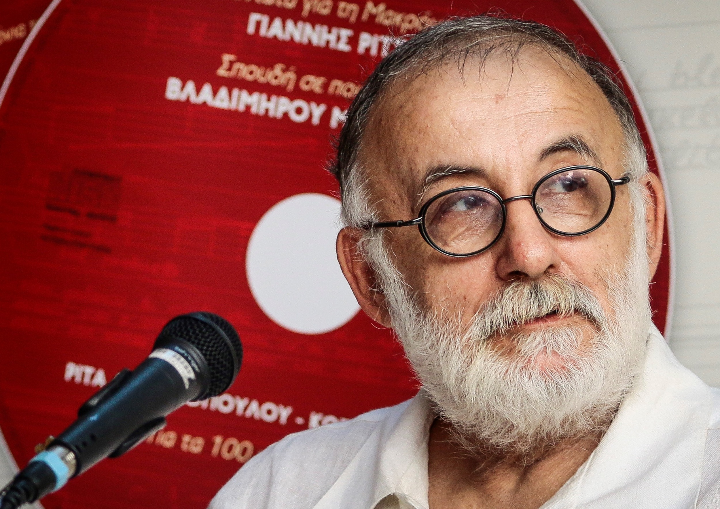 Βασίλης Παπακωνσταντίνου για Θάνο Μικρούτσικο: «Έφυγε άλλη μια κολόνα του πολιτισμού μας» (βίντεο)