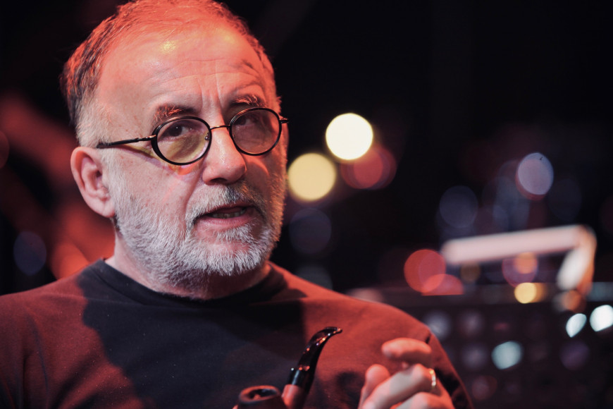 Γεμάτο κόσμο το Α’ Νεκροταφείο της Αθήνας – Το τελευταίο «αντίο» στον Θάνο Μικρούτσικο