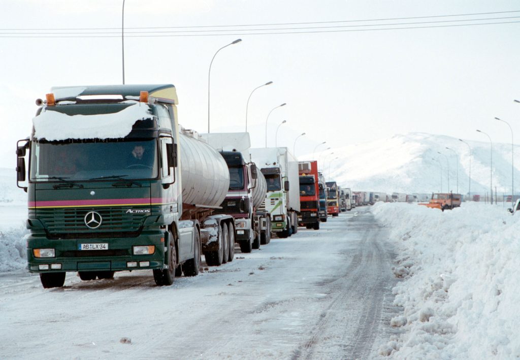 Απαγόρευση κυκλοφορίας φορτηγών σε τμήμα της Αθηνών-Λαμίας λόγω του χιονιά