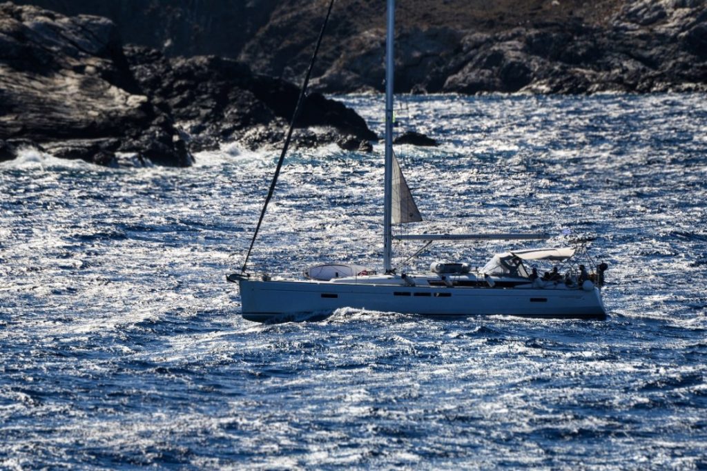 Διασώθηκαν και οι 4 επιβαίνοντες του ακυβέρνητου ιστιοφόρου στον Σαρωνικό – Δείτε εικόνα από την διάσωση (φωτο)