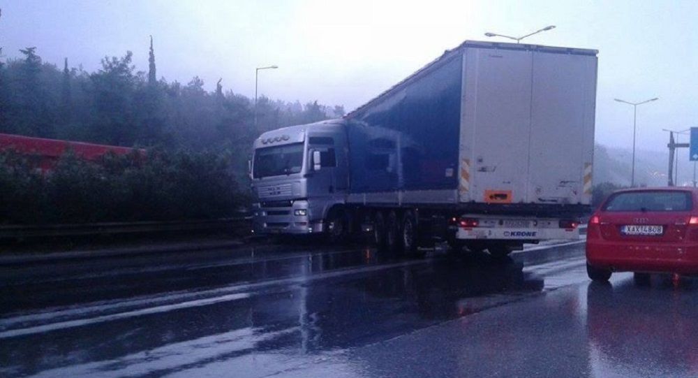 «Ζηνοβία»: Οι νταλίκες που «δίπλωσαν» στην Εθνική Οδό και προκάλεσαν μποτιλιάρισμα (βίντεο)