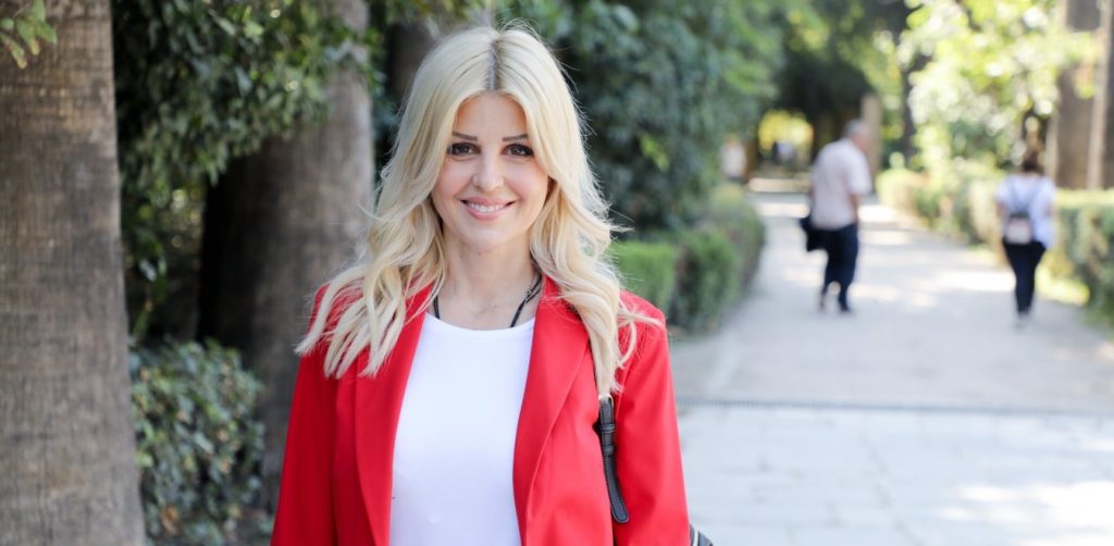 Στους άστεγους της Αθήνας η Έλενα Ράπτη με την «Αποστολή» – Μοίρασαν τρόφιμα (φωτο)