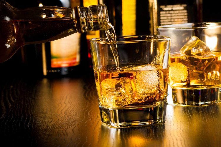 Γιατί παχαίνει το αλκοόλ; – Πώς θα καταφέρετε να πιείτε χωρίς να πάρετε κιλά;