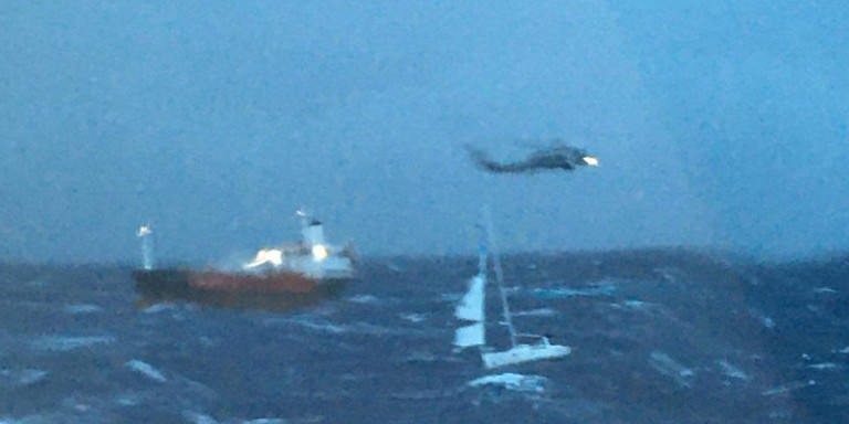 Aνοιχτά της Τζιάς ακυβέρνητο πλοίο – Καρέ καρέ η διάσωση των 4 ιστιοπλόων (βίντεο)