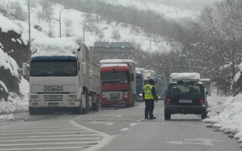 Εθνική Οδός Αθηνών-Λαμίας: Η γνωστή «ετοιμότητα» της «κρατικής μηχανής» κόλλησε σε 5 πόντους χιόνι!