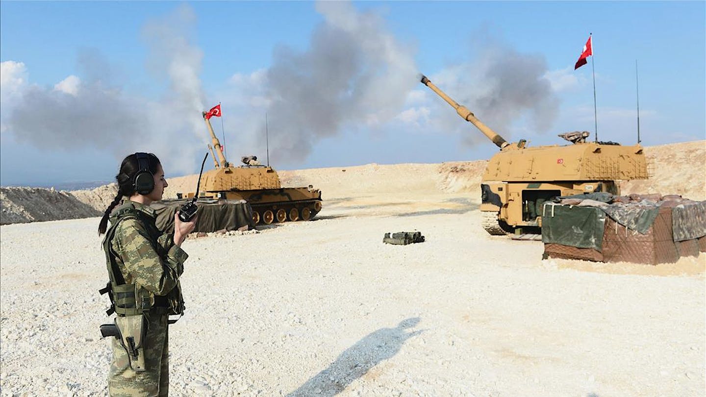 Σφοδρός βομβαρδισμός θέσεων του συριακού Στρατού από το τουρκικό πυροβολικό βόρεια της Ράκα