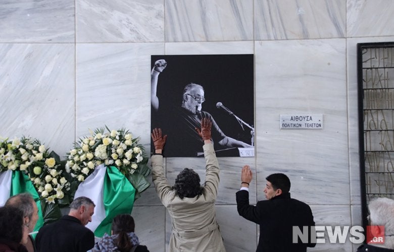 Θάνος Μικρούτσικος: Δείτε φωτογραφίες από το τελευταίο «αντίο» στον σπουδαίο μουσικοσυνθέτη (φωτο)