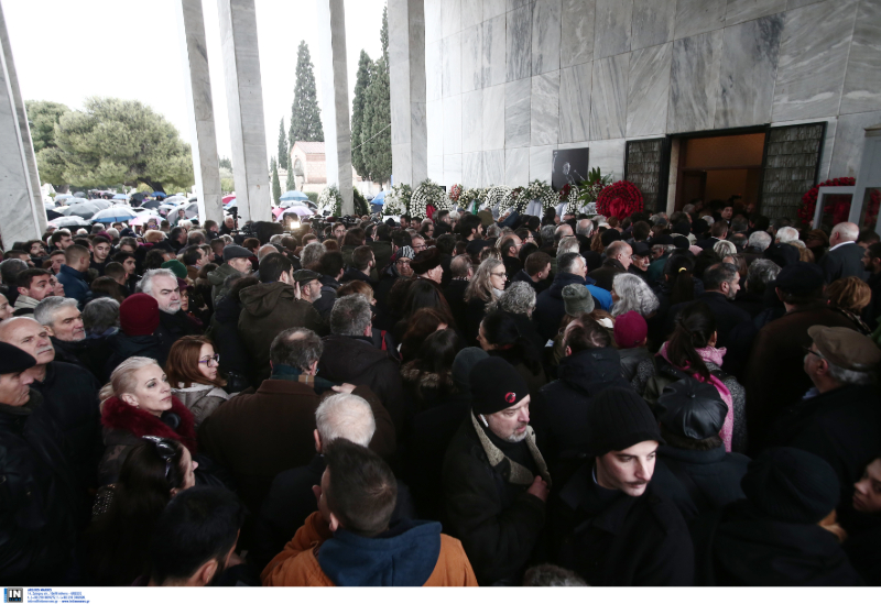 Το τελευταίο αντίο στον Θάνο Μικρούτσικο – Πλήθος κόσμου στο Α’Νεκροταφείο – Θα αποτεφρωθεί η σορός