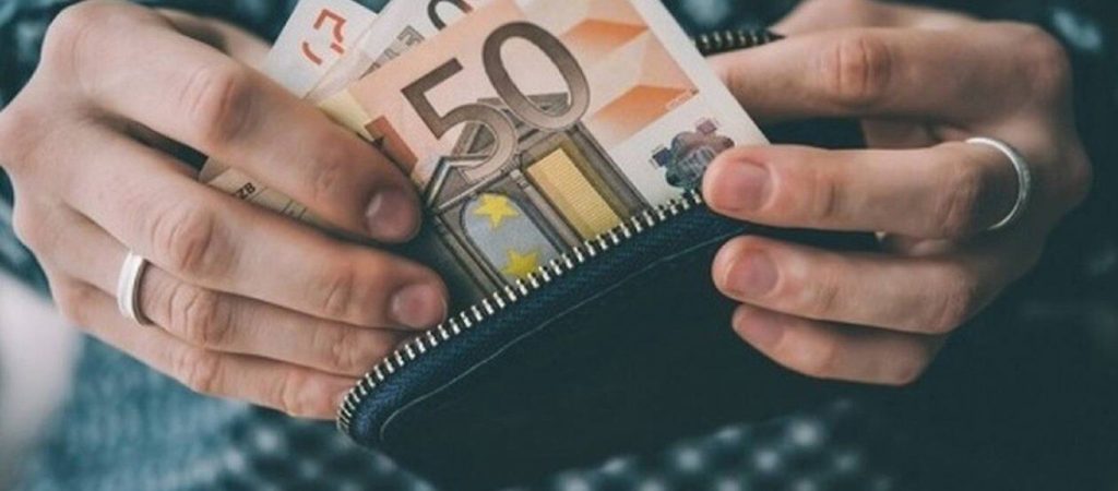 Κοινωνικό μέρισμα: Σήμερα και αύριο η καταβολή των 700 ευρώ – Σε εκκρεμότητα οι ενστάσεις