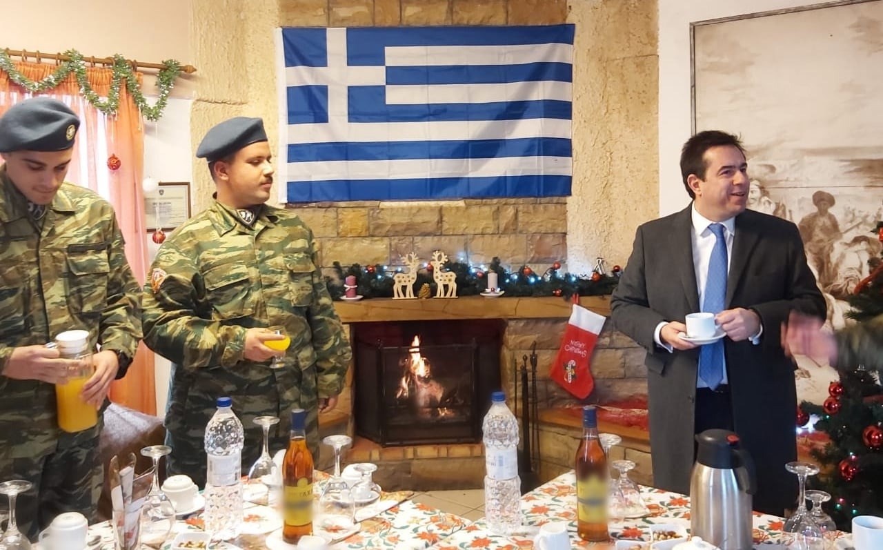 Ο Νότης Μηταράκης επισκέφθηκε το περιπολικό του Πολεμικού Ναυτικού «ΤΟΞΟΤΗΣ» στη Χίο (φώτο)