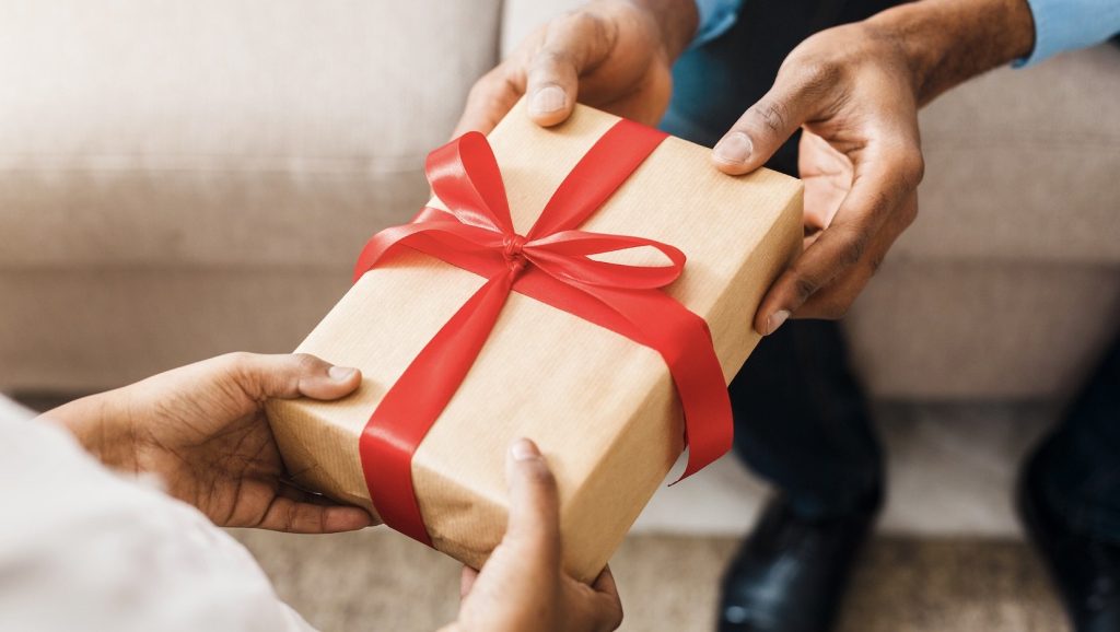 Νέα μελέτη αποκαλύπτει: Αυτά είναι τα δώρα που έχουν τις καλύτερες αντιδράσεις – Δεν το περιμένεις (βίντεο)