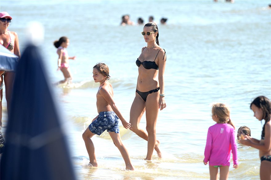 Αλεσάντρα Αμπρόζιο: Σε γιορτινό κλίμα στην παραλία μαζί με τα παιδιά της – Απολαμβάνουν το μπάνιο τους (φωτο)