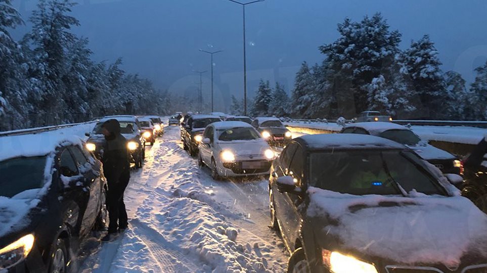 Αφού έμειναν εγκλωβισμένοι στην Εθνική Οδό για 5 ώρες τώρα η κυβέρνηση ψάχνει να δει τι έφταιξε