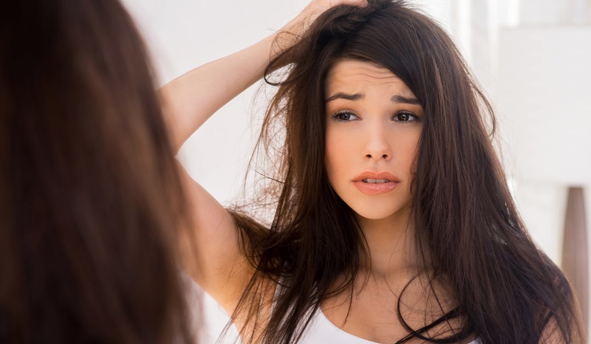 Γιατί κάποιος μπορεί να έχει λιπαρά μαλλιά και πώς μπορεί να το αντιμετωπίσει;