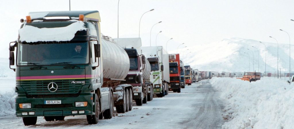 «Έμφραγμα» στην Εθνική Οδό Αθηνών – Λαμίας – Δείτε βίντεο από τα φορτηγά που «δίπλωσαν» στη Μαλακάσα (βίντεο)