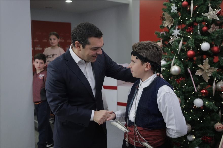 Ο Α.Τσίπρας το «έριξε»… στα ποντιακά – Υποδέχτηκε τον Σύλλογο Ποντίων Μεταμόρφωσης και χόρεψε μαζί τους (βίντεο)