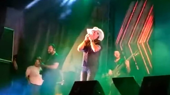 Βραζιλία: Συγκλονισμένο το κοινό – Τραγουδιστής κάντρι πέθανε από καρδιακή προσβολή στη σκηνή (βίντεο)
