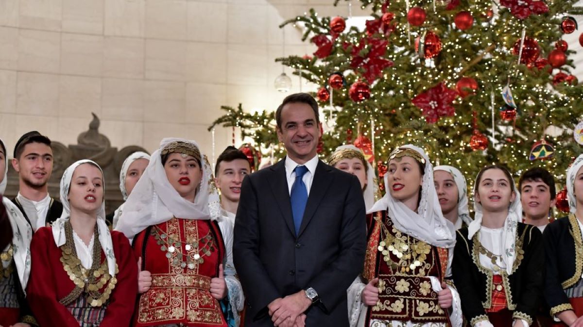 Τα πρωτοχρονιάτικα κάλαντα στον Πρωθυπουργό – Δείτε τις φωτογραφίες