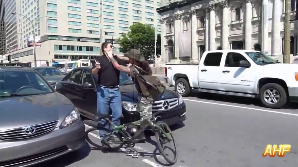 Ρωσία: Απίστευτος καυγάς στο δρόμο μεταξύ οδηγών (βίντεο)