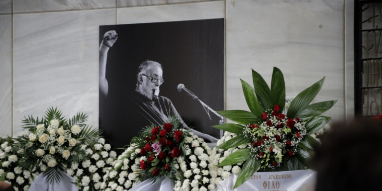 Ο Χρήστος Θηβαίος αποχαιρετά τον Θάνο Μικρούτσικο – Με σπασμένη φωνή και δάκρυα στα μάτια (βίντεο)