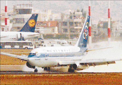 «Θα εκραγεί γυρίστε πίσω»: Η αναγκαστική προσγείωση του Boeing της Ολυμπιακής λόγω…βόμβας