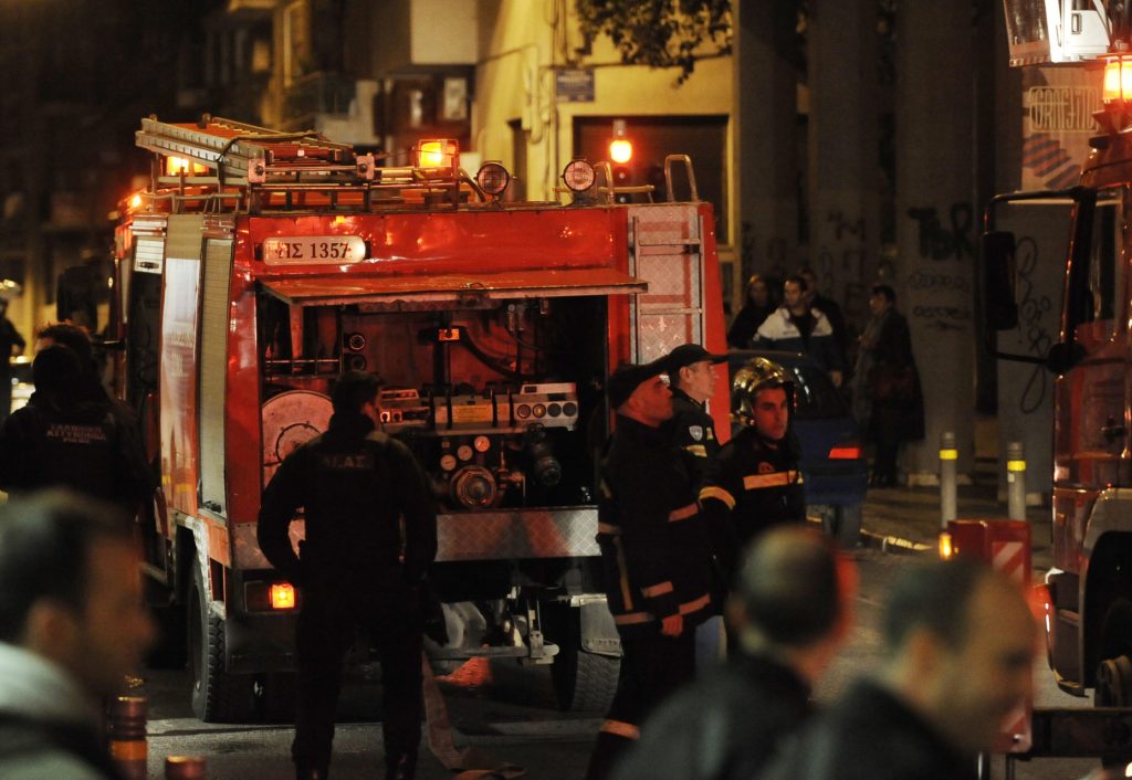 Aγρίνιο: Σπίτι έπιασε φωτιά από το τζάκι (βίντεο)