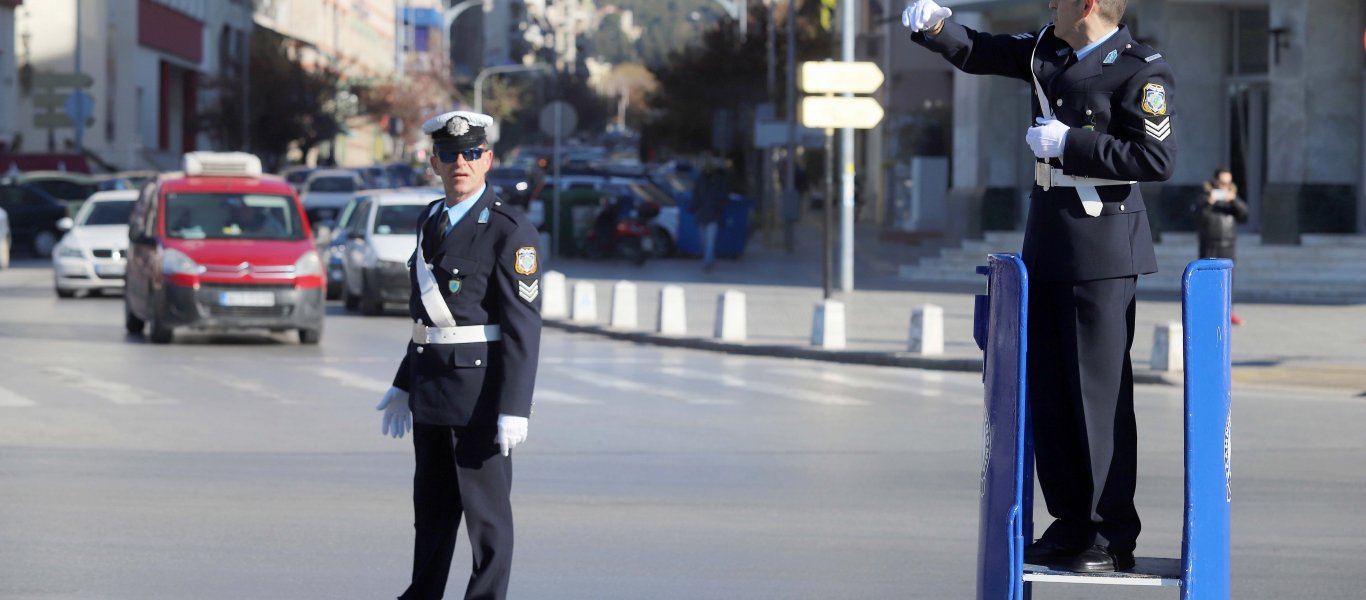 Θεσσαλονίκη: Συνεχίστηκε το «έθιμο» – Ο τροχονόμος με το βαρέλι  επέστρεψε στο Λευκό Πύργο (φώτο – βίντεο)