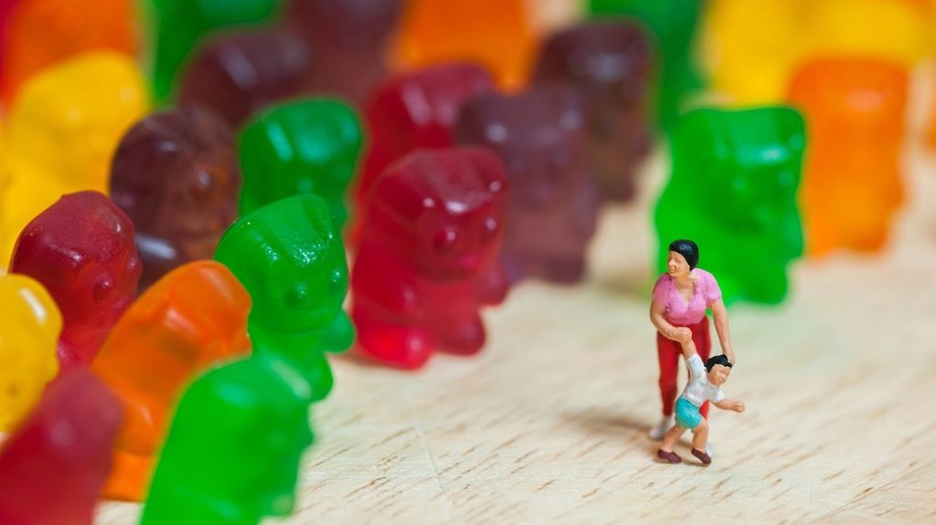 Δείτε από τι φτιάχνονται τα ζελεδάκια – Είστε σίγουροι πως θέλετε να τα ξαναφάτε; (βίντεο)