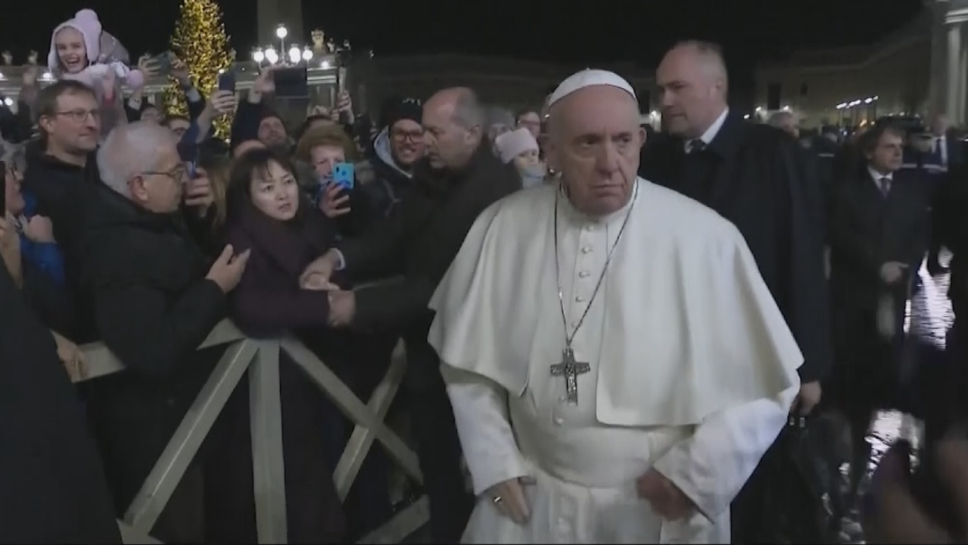 Έξαλλος ο Πάπας: Χαστούκισε το χέρι πιστής που δεν τον άφηνε! (βίντεο)