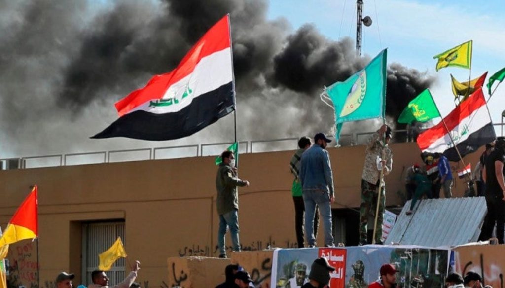 Βίντεο: Έτσι έγινε η εισβολή στην αμερικανική πρεσβεία της Βαγδάτης – Ανεστάλη η λειτουργία της