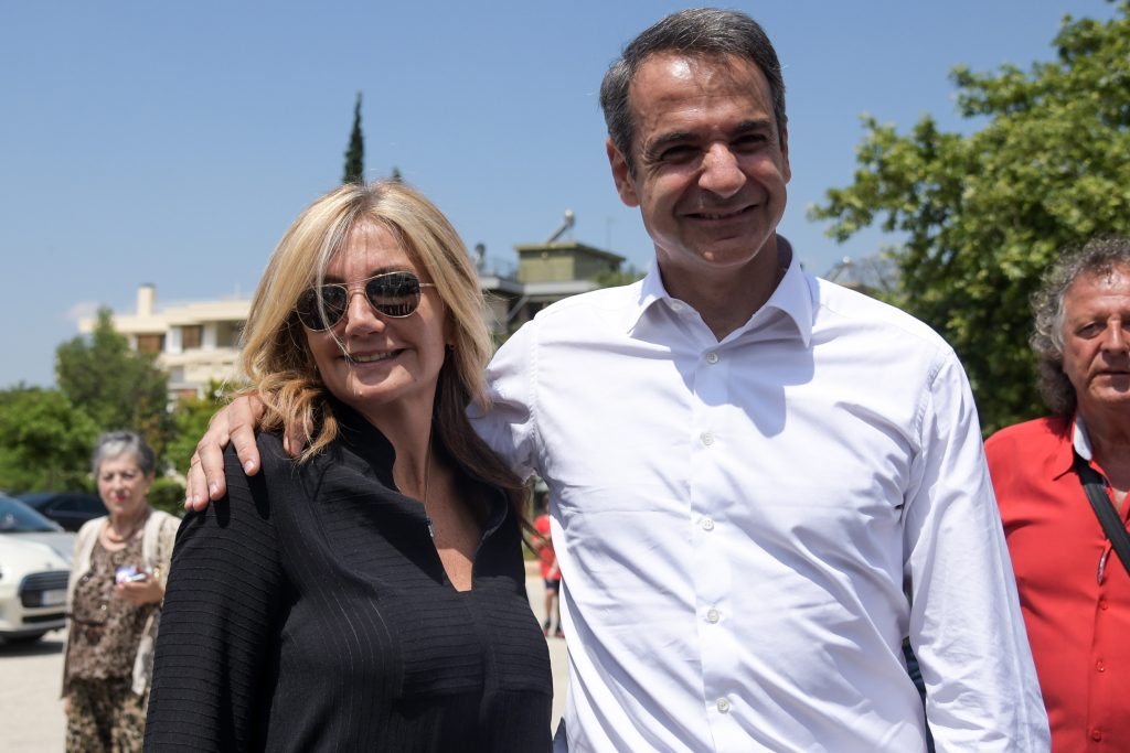 Κυριάκος Μητσοτάκης: Οι ευχές, η φωτογραφία από το Λυκαβηττό και η τρυφερή αγκαλιά (φώτο)