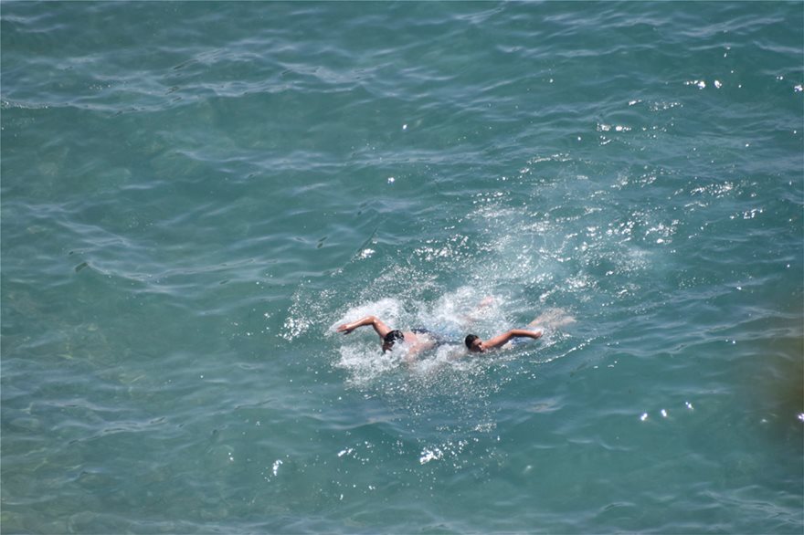 Πρωτοχρονιά με μπάνιο στην θάλασσα στο Ναύπλιο (φωτο)