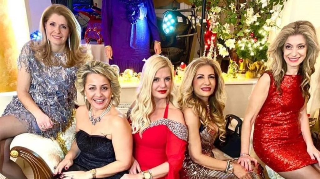 Μαρίνα Πατούλη: Εντυπωσιακό ρεβεγιόν με τον άντρα και τις φίλες της (φώτο)
