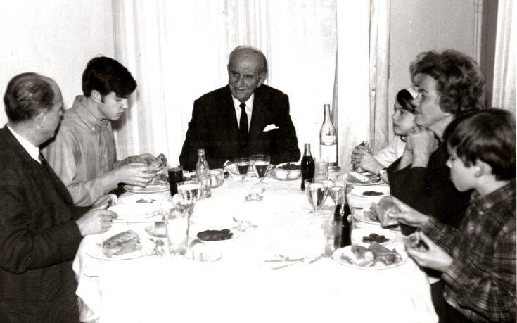 Γεώργιος, Ανδρέας, Γιώργος, Σοφία, Αντρίκος και Μαργαρίτα Παπανδρέου τρώνε… σουβλάκια