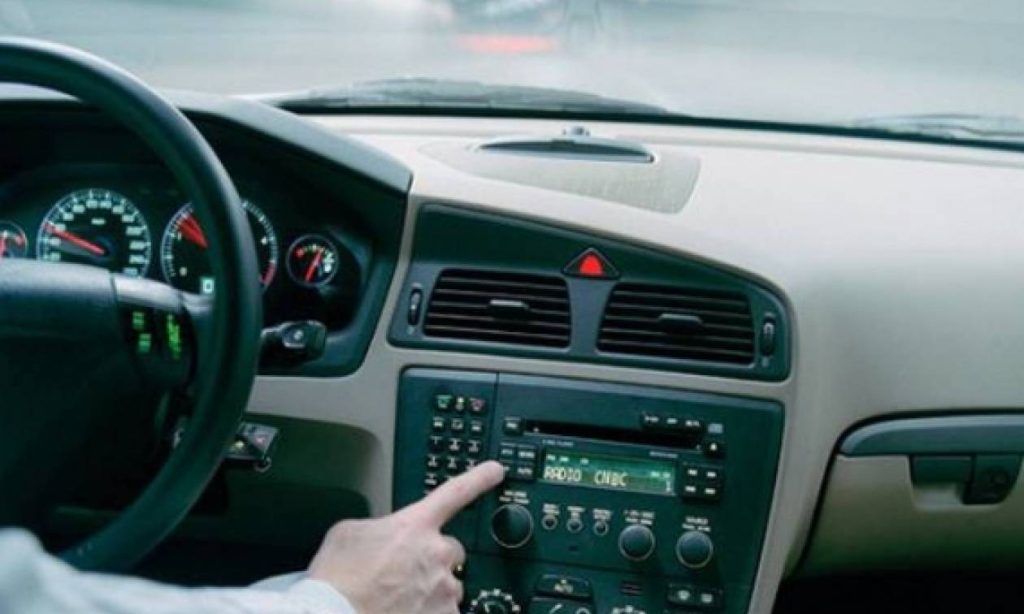 Μήπως χαμηλώνετε το ραδιόφωνο όταν παρκάρετε; – Δείτε για ποιο λόγο το κάνετε