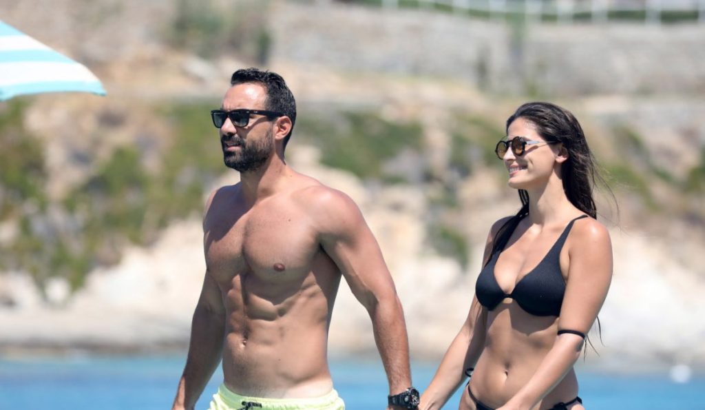 Σάκης Τανιμανίδης και Χριστίνα Μπόμπα: Πρωτοχρονιά σε εξωτικό νησί – Κάνουν βουτιές σε υπέροχα νερά (φωτο-βίντεο)