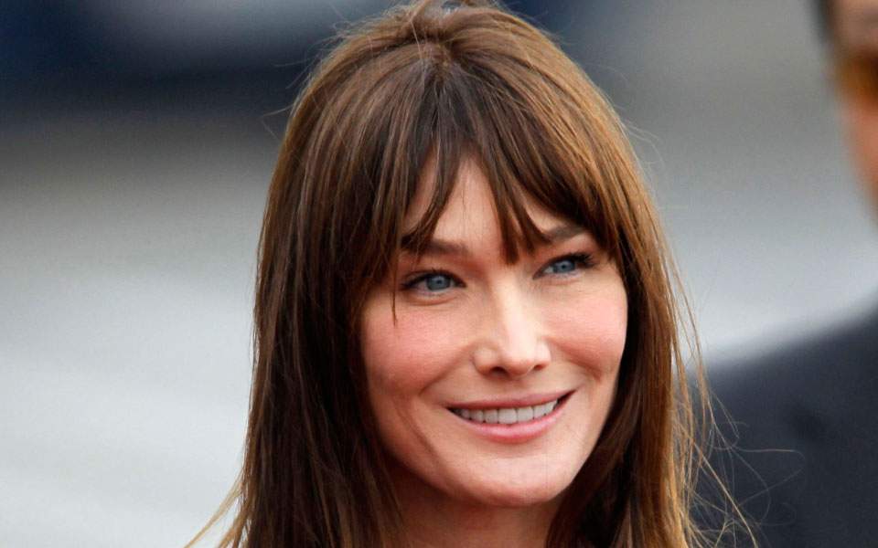 H Kάρλα Μπρούνι ποζάρει με μπικίνι στα 52 της (φωτο)