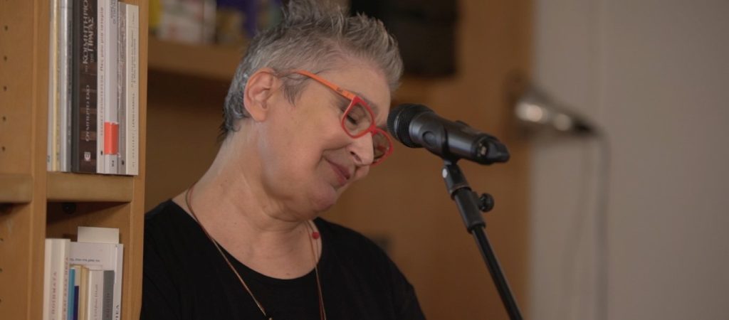 Αφροδίτη Μάνου: «Βυζάκια έξω, κορίτσια! Να μην αφήσετε να σας εξορίσουν από τη χαρά!» (φώτο)