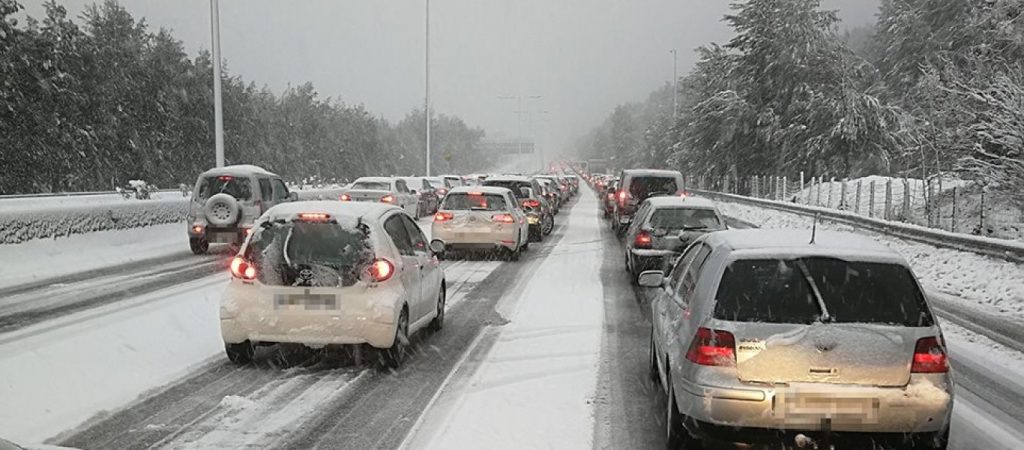 Οι επιπτώσεις της «Ζηνοβίας» καλά κρατούν: Ποιοι δρόμοι είναι κλειστοί και σε ποιους απαιτούνται αλυσίδες