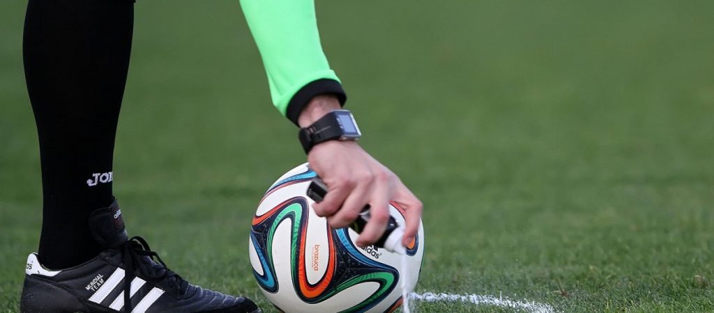 «Ασυγκράτητοι» διαιτητές φιλήθηκαν στο στόμα κατά τη διάρκεια αγώνα (βίντεο)