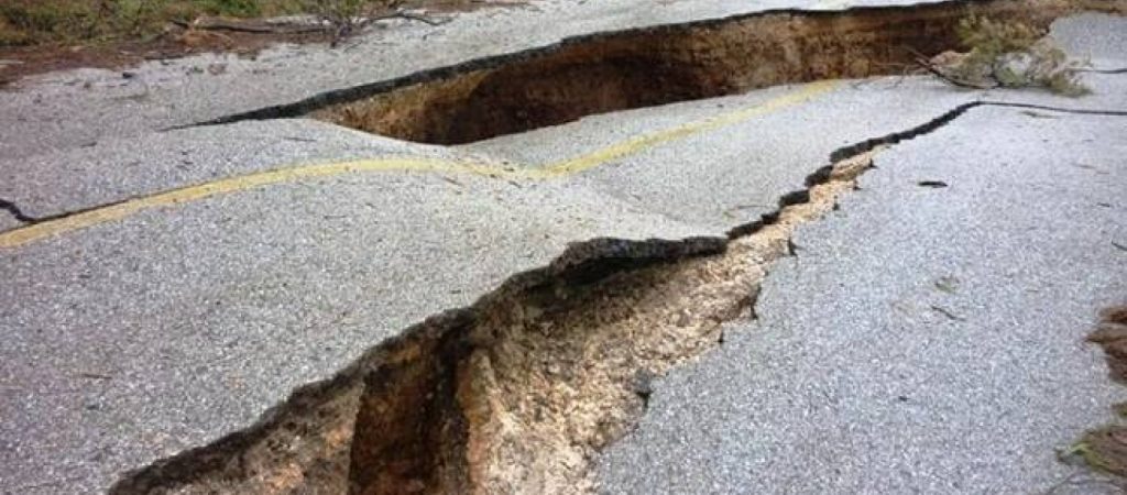 Τρίκαλα: Ο δρόμος άνοιξε στα δύο και «κατάπιε» αυτοκίνητο (φώτο – βίντεο)