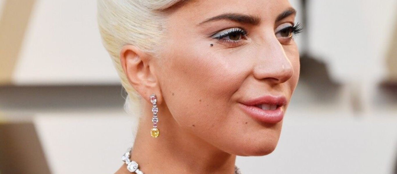 Lady Gaga: Εθεάθη να φιλά άγνωστο άνδρα – Είναι αυτός ο νέος της σύντροφος; (φώτο)