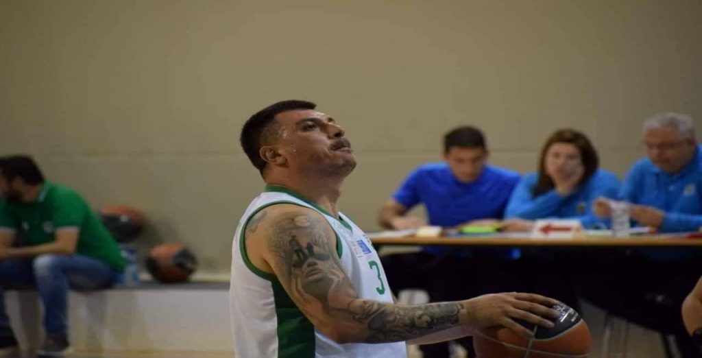 Συγκινητικός μπασκετμπολίστας με αμαξίδιο: «Γιατί είμαι ήρωας εγώ και όχι μια γυναίκα που μεγαλώνει παιδιά μόνη της;»