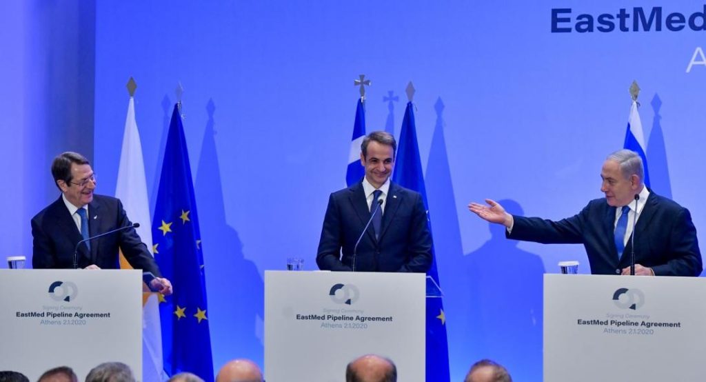 EastMed: Το αστείο του Κυριάκου Μητσοτάκη – «Υπάρχει σύμπτωση ακόμη και στα ενδυματολογικά»